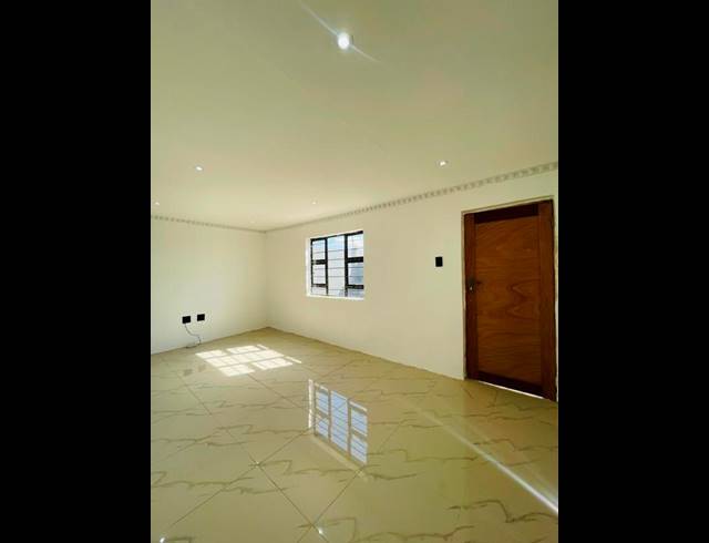 2 BEDROOM HOUSE FOR SALE IN KWAMASHU